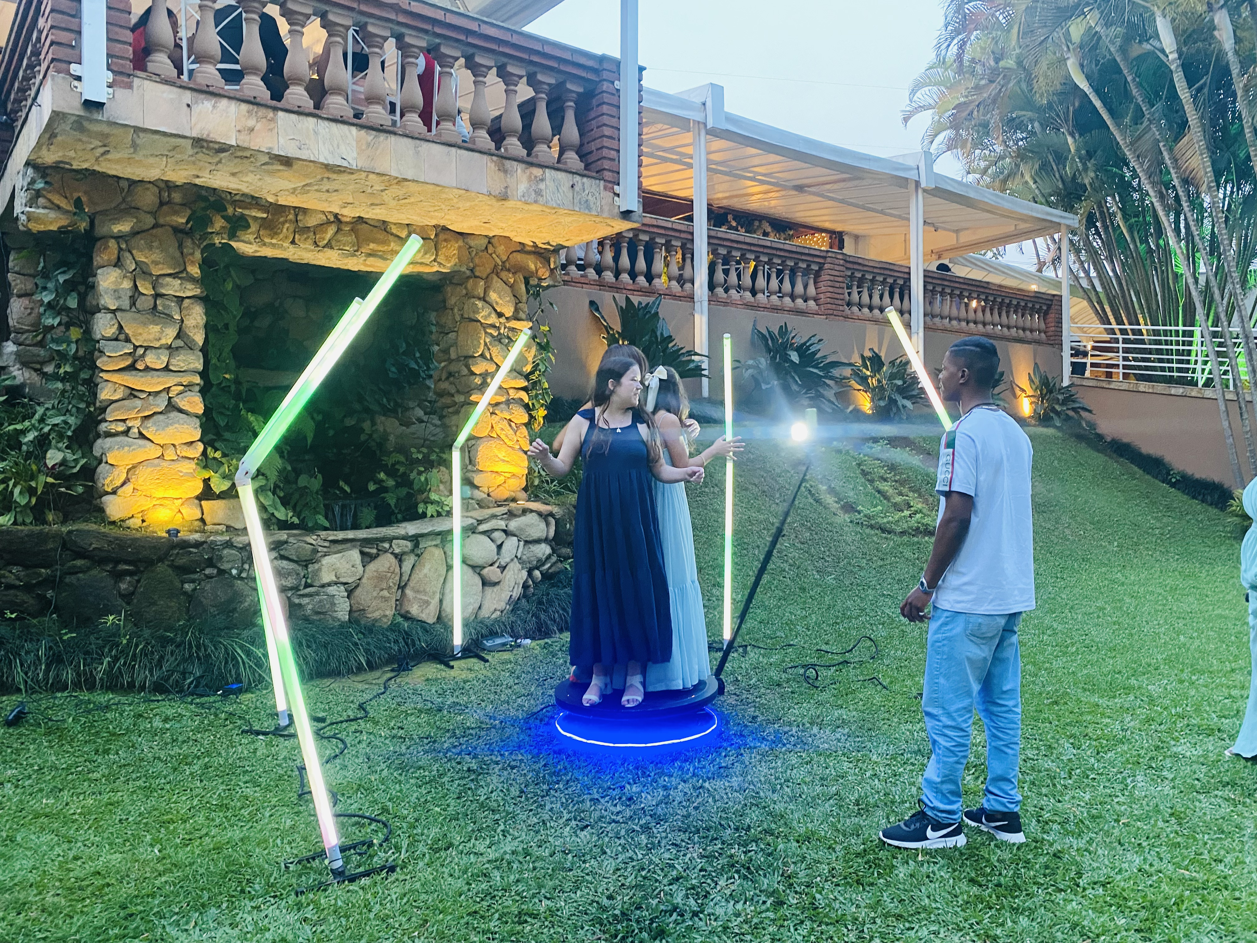 Plataforma 360° + Torres de LED